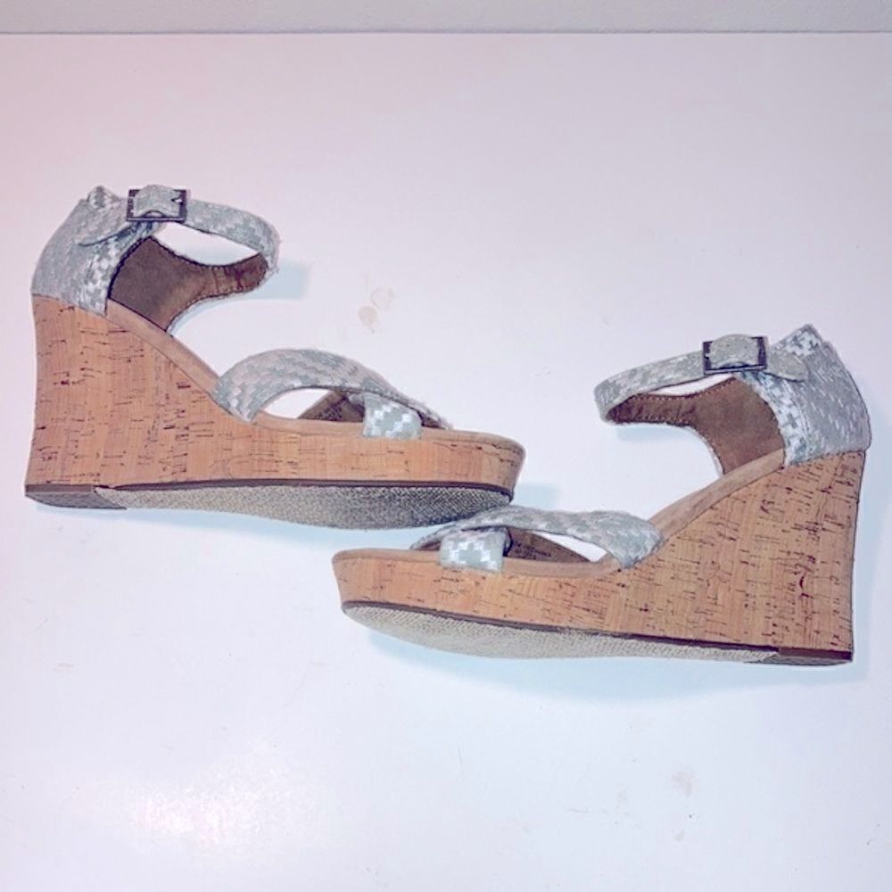 Toms Aztec patterned 3.75” wedges with 1” platform - Picture 4 of 7